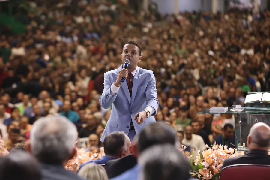 Pr. Juliano Fraga durante uma ministração