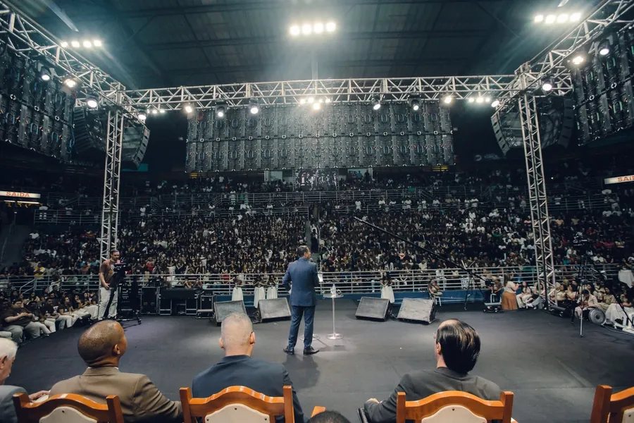 Pr. Juliano Fraga pregando em um grande auditório